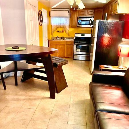 Large 3-Bedrooms/2-Bath Apt, One Block To Train New York Bagian luar foto