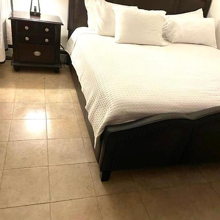 Large 3-Bedrooms/2-Bath Apt, One Block To Train New York Bagian luar foto