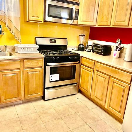 Large 3-Bedrooms/2-Bath Apt, One Block To Train New York Bagian luar foto
