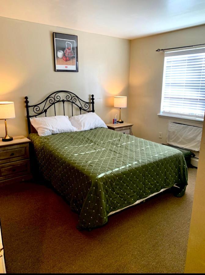 Large 3-Bedrooms/2-Bath Apt, One Block To Train New York Bagian luar foto