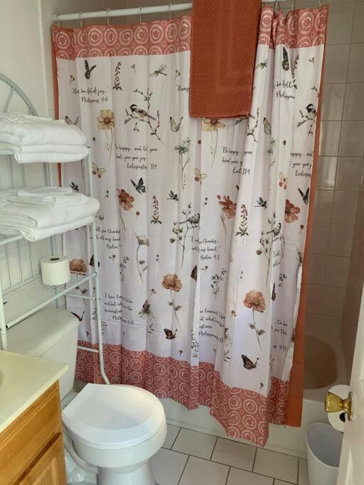 Large 3-Bedrooms/2-Bath Apt, One Block To Train New York Bagian luar foto