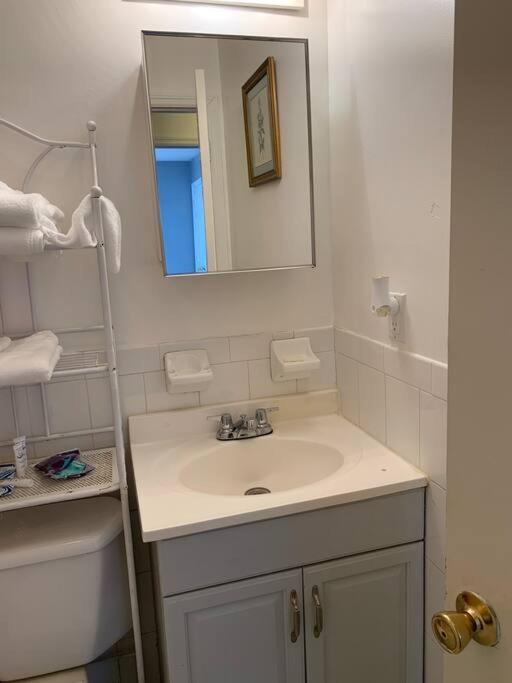 Large 3-Bedrooms/2-Bath Apt, One Block To Train New York Bagian luar foto