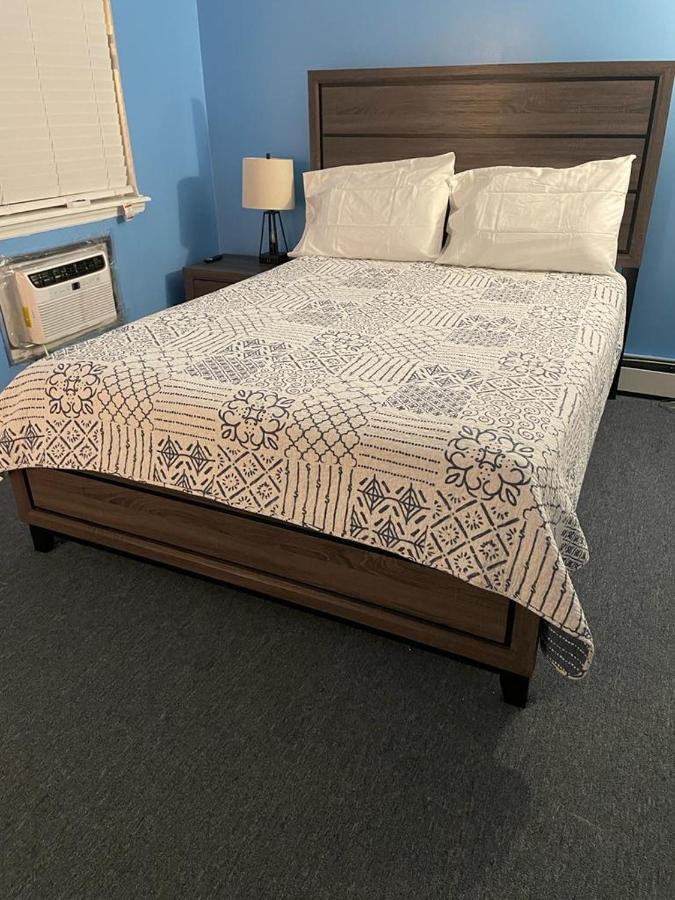 Large 3-Bedrooms/2-Bath Apt, One Block To Train New York Bagian luar foto