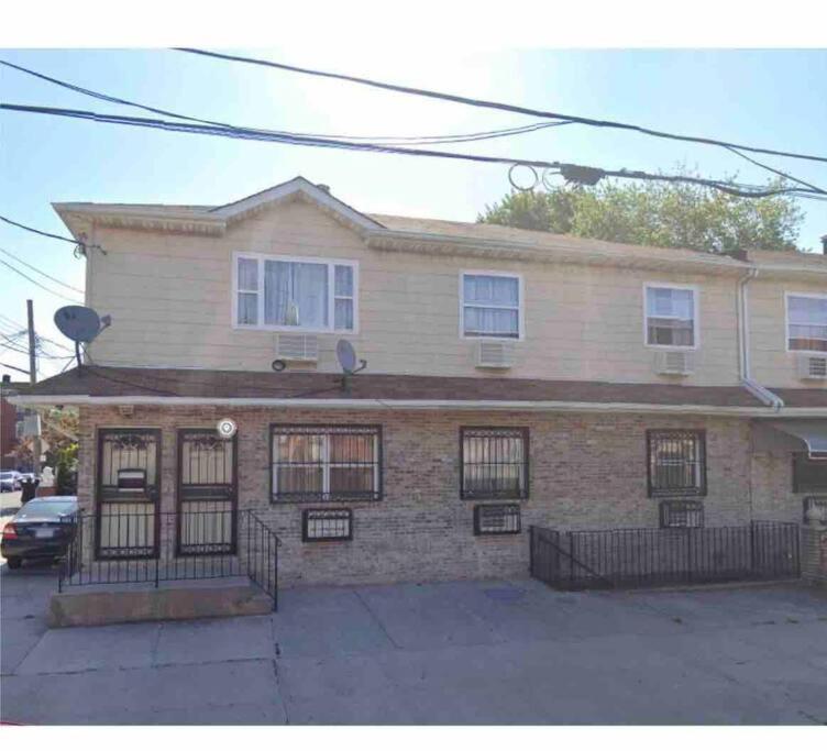 Large 3-Bedrooms/2-Bath Apt, One Block To Train New York Bagian luar foto