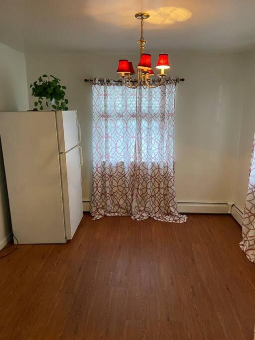 Large 3-Bedrooms/2-Bath Apt, One Block To Train New York Bagian luar foto