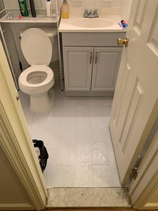 Large 3-Bedrooms/2-Bath Apt, One Block To Train New York Bagian luar foto