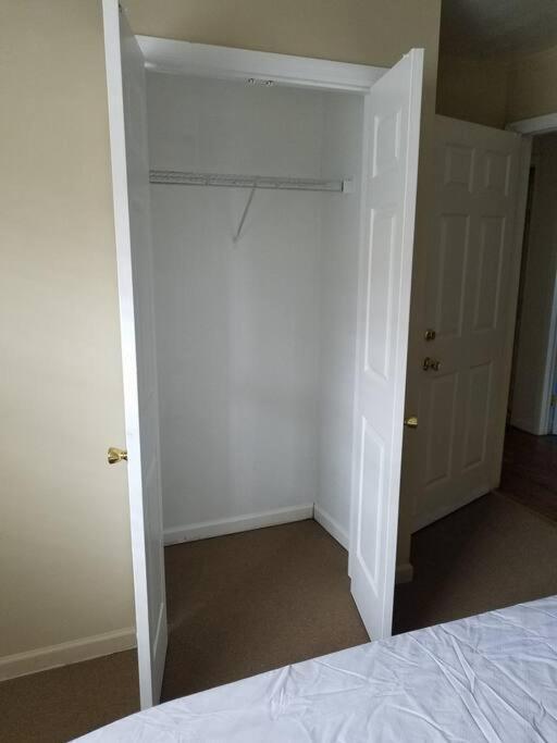 Large 3-Bedrooms/2-Bath Apt, One Block To Train New York Bagian luar foto