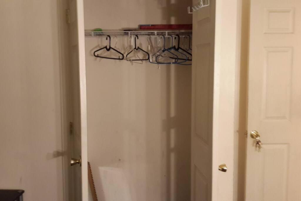 Large 3-Bedrooms/2-Bath Apt, One Block To Train New York Bagian luar foto