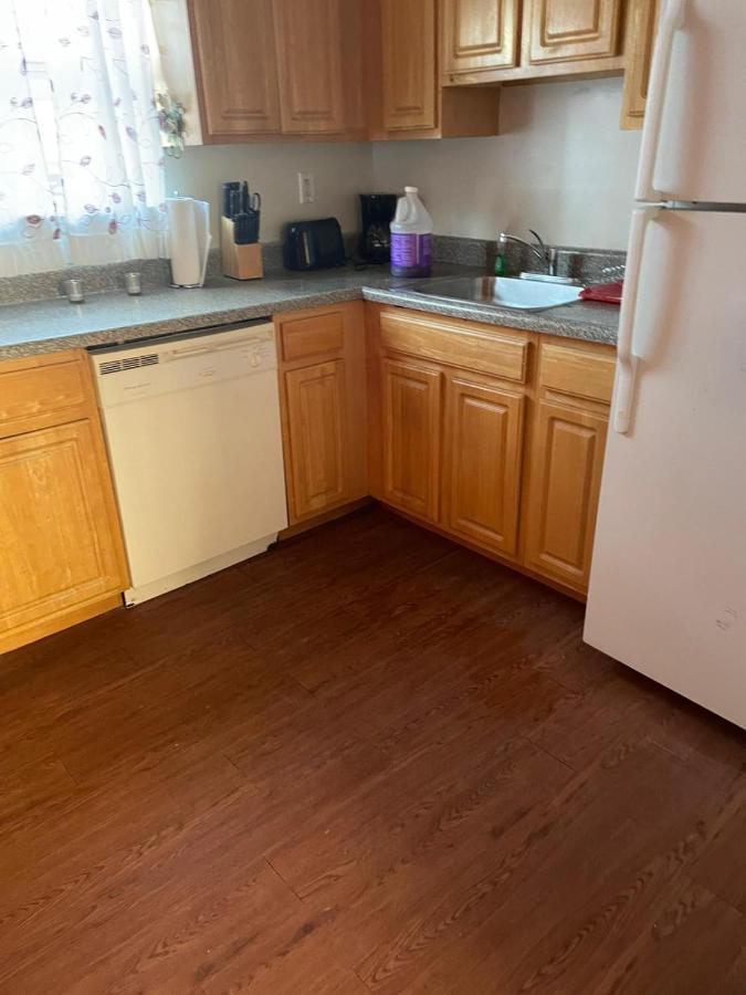 Large 3-Bedrooms/2-Bath Apt, One Block To Train New York Bagian luar foto