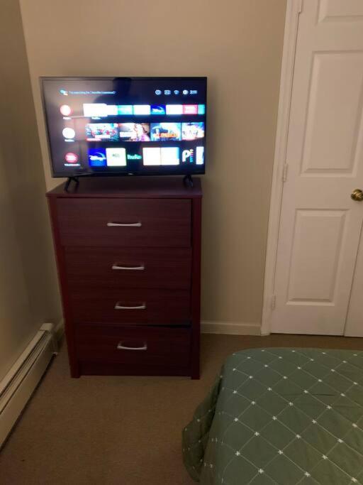 Large 3-Bedrooms/2-Bath Apt, One Block To Train New York Bagian luar foto