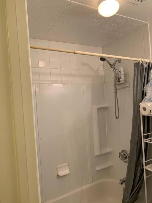 Large 3-Bedrooms/2-Bath Apt, One Block To Train New York Bagian luar foto