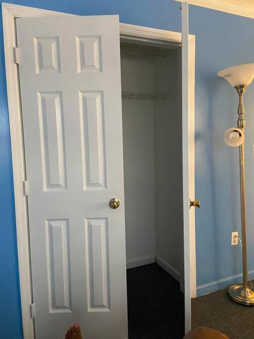 Large 3-Bedrooms/2-Bath Apt, One Block To Train New York Bagian luar foto