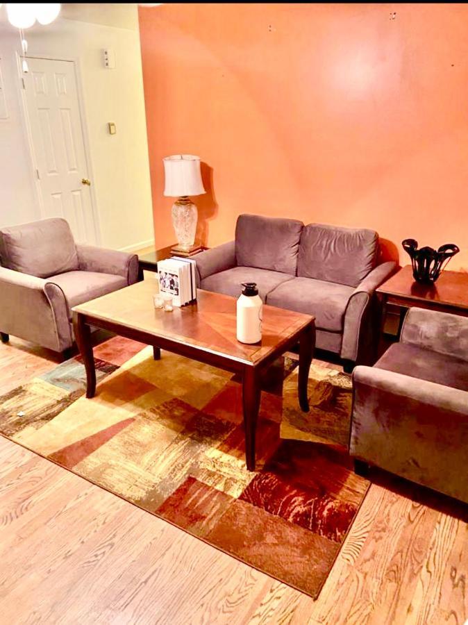 Large 3-Bedrooms/2-Bath Apt, One Block To Train New York Bagian luar foto