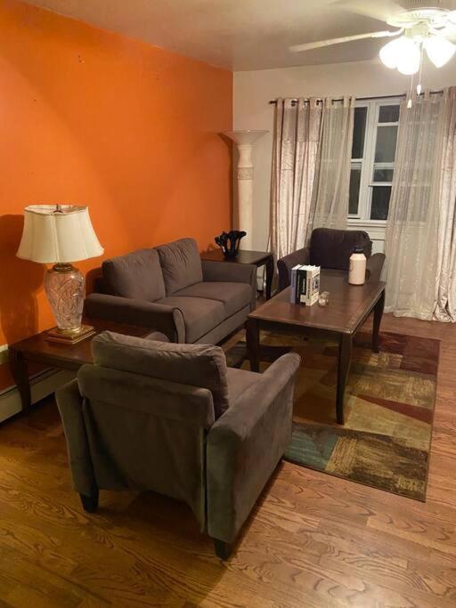 Large 3-Bedrooms/2-Bath Apt, One Block To Train New York Bagian luar foto