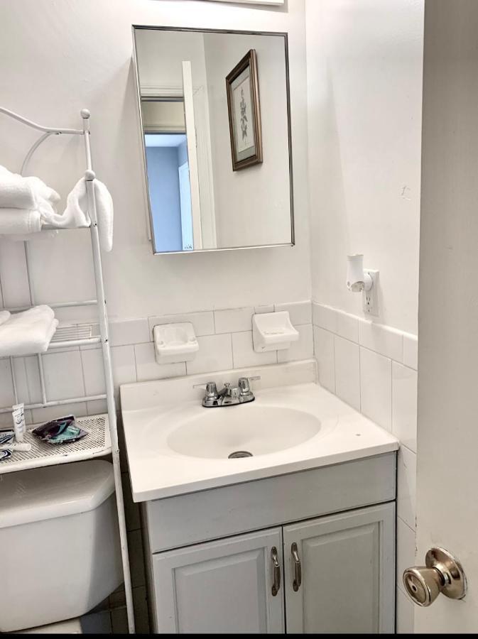 Large 3-Bedrooms/2-Bath Apt, One Block To Train New York Bagian luar foto