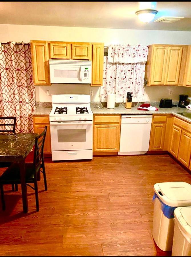 Large 3-Bedrooms/2-Bath Apt, One Block To Train New York Bagian luar foto