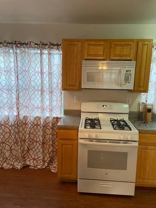 Large 3-Bedrooms/2-Bath Apt, One Block To Train New York Bagian luar foto
