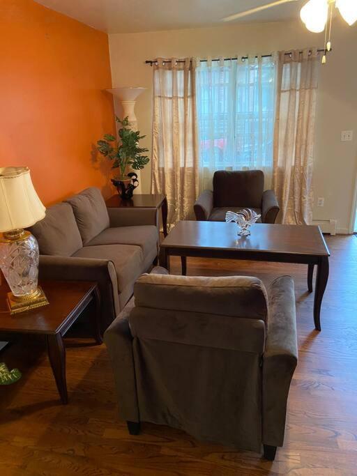 Large 3-Bedrooms/2-Bath Apt, One Block To Train New York Bagian luar foto