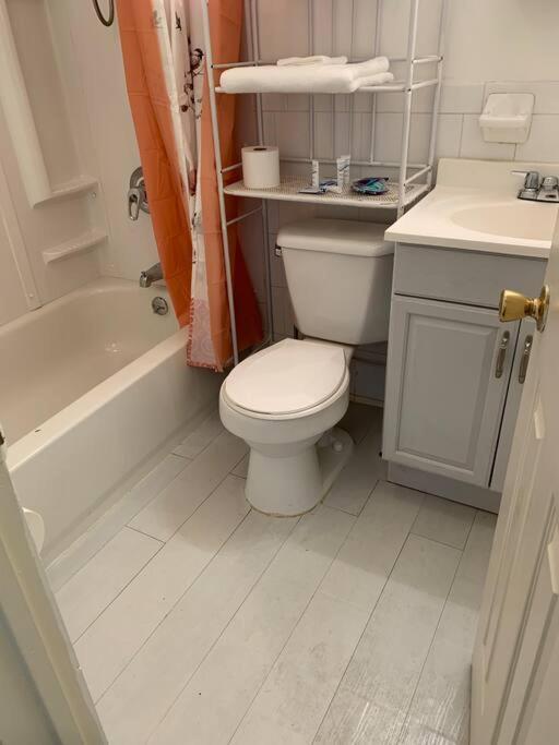 Large 3-Bedrooms/2-Bath Apt, One Block To Train New York Bagian luar foto