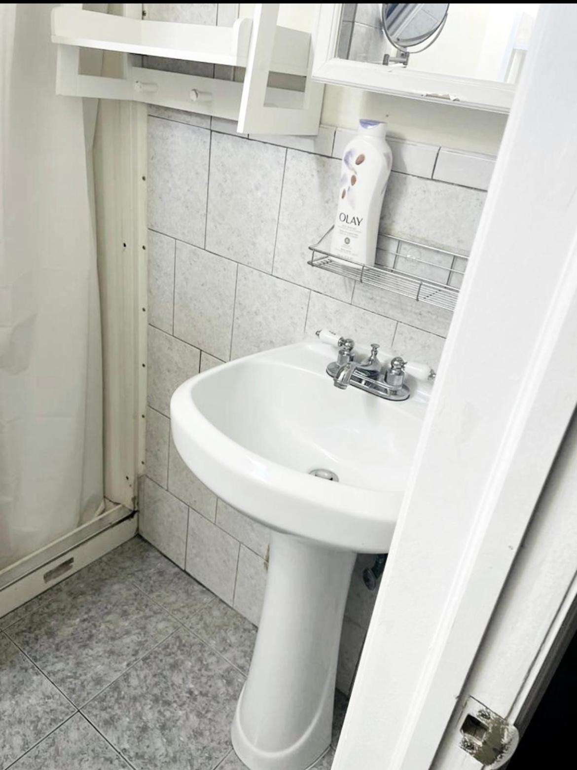 Large 3-Bedrooms/2-Bath Apt, One Block To Train New York Bagian luar foto