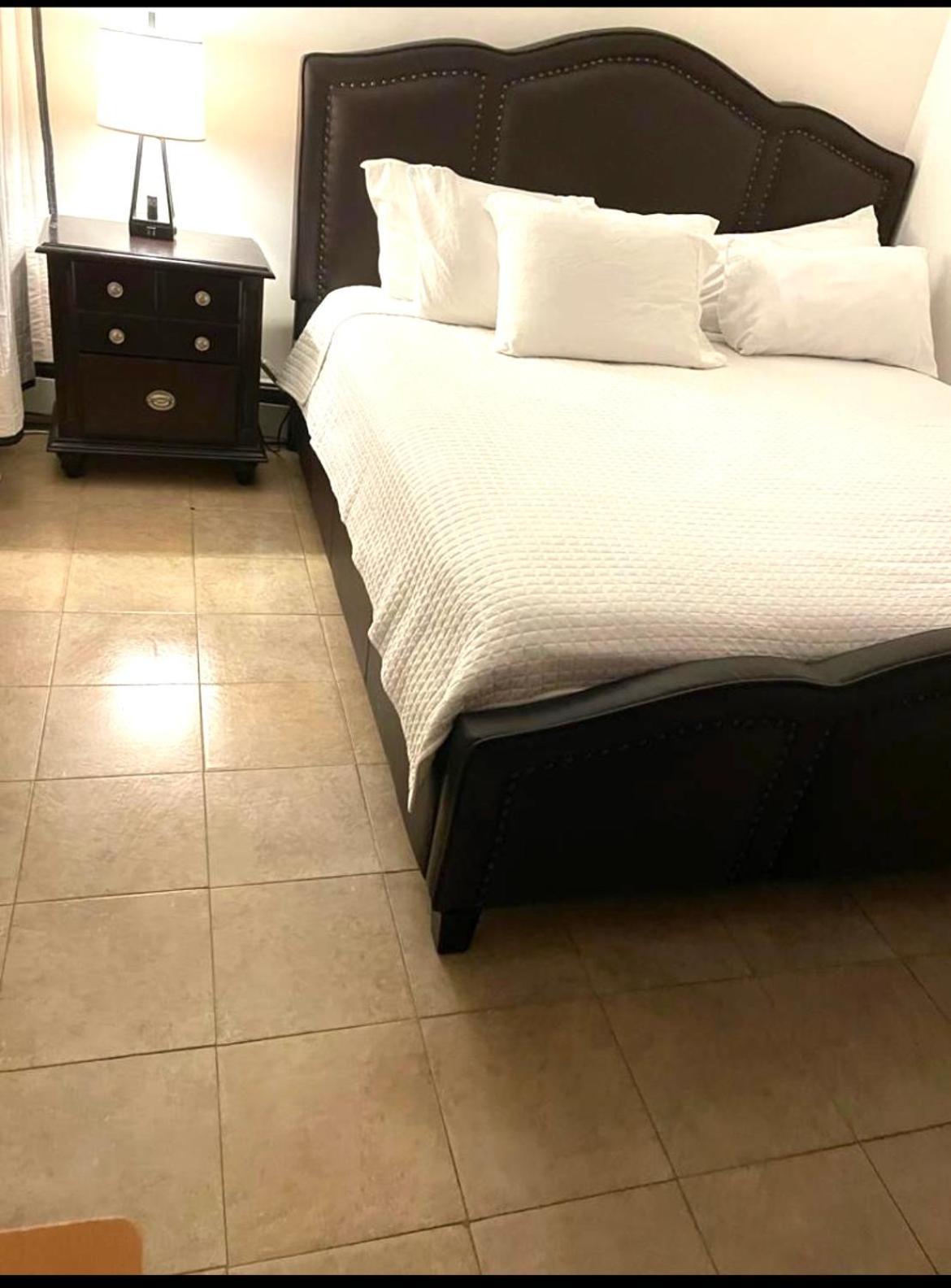 Large 3-Bedrooms/2-Bath Apt, One Block To Train New York Bagian luar foto