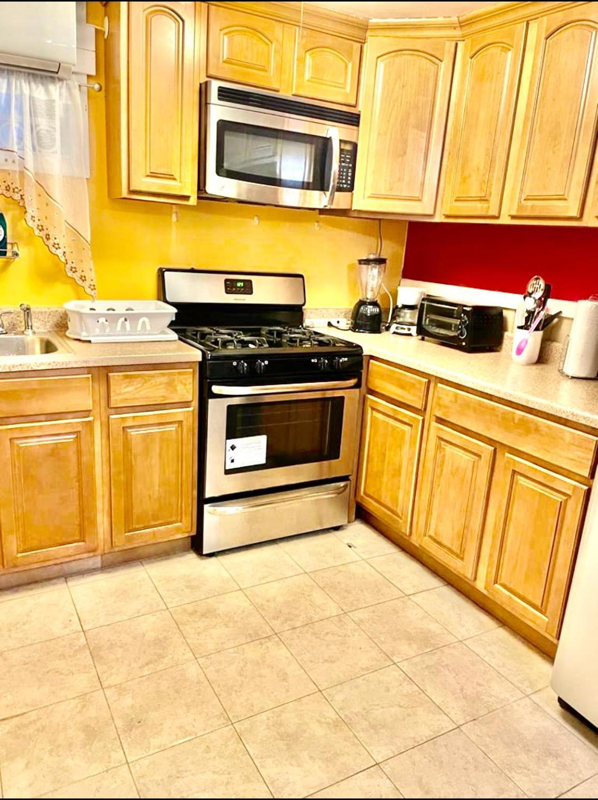 Large 3-Bedrooms/2-Bath Apt, One Block To Train New York Bagian luar foto